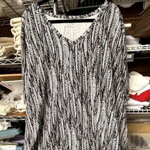 Catherines Plus size 5xl, 34/36 Plus size Black & White V Neck Beautiful!